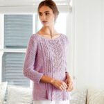 Розовый пуловер с лиственным узором