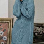 Джемпер с V-образным узором из кос