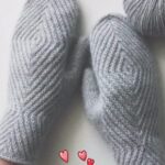 Варежки с узором перекрещенные петли резинки 1/1 влево / вправо в каждом ряду